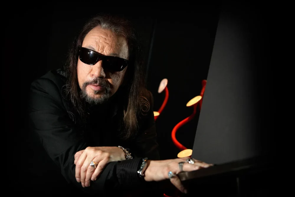 ACE FREHLEY está hospitalizado em situação bastante delicidada após queda
