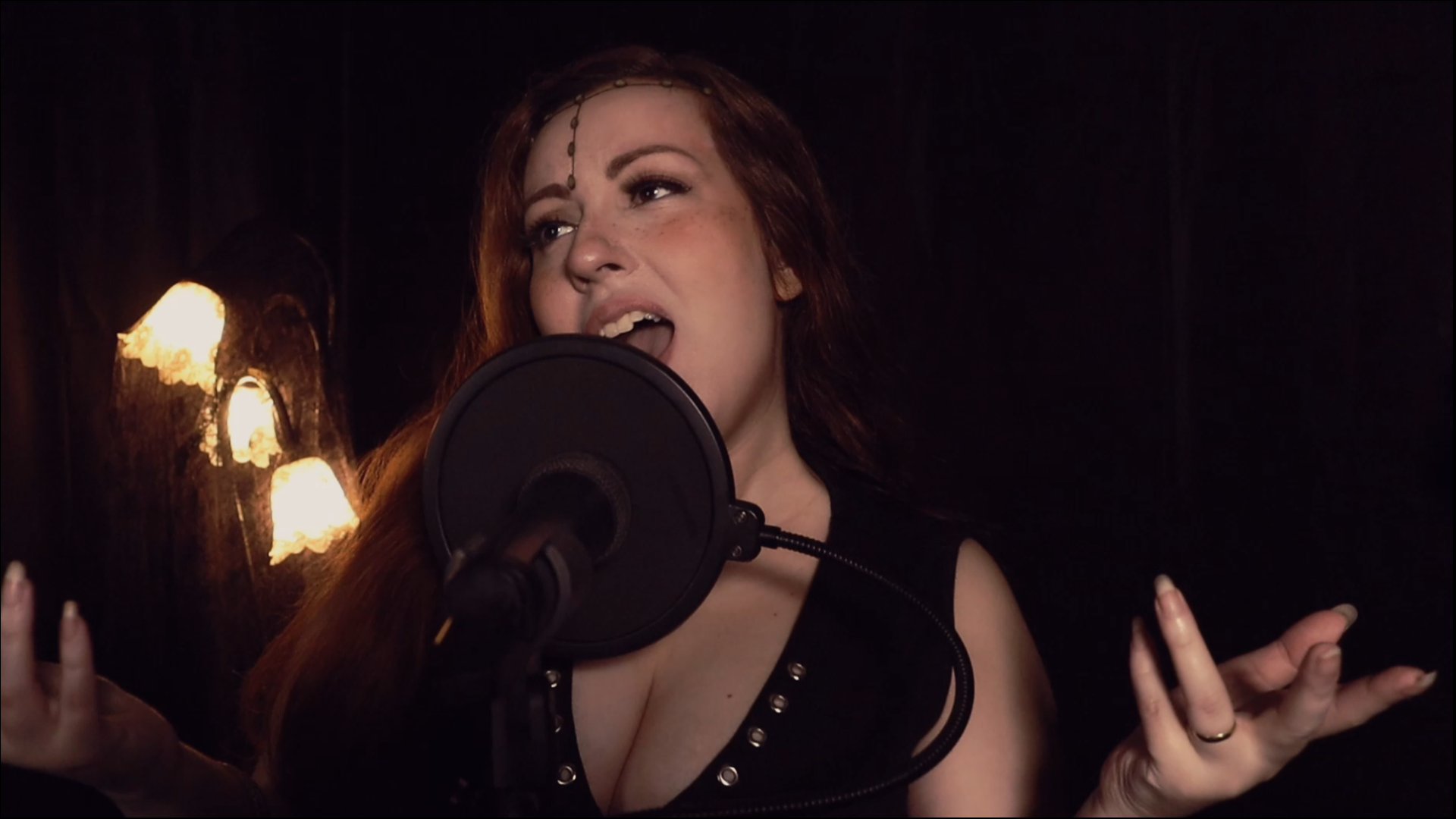ALINE HAPP, da banda LYRIA, lança novo single e clipe de seu disco de estreia