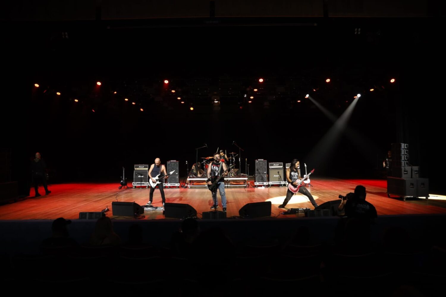 CHAOS SYNOPSIS agita plateia do palco Waves