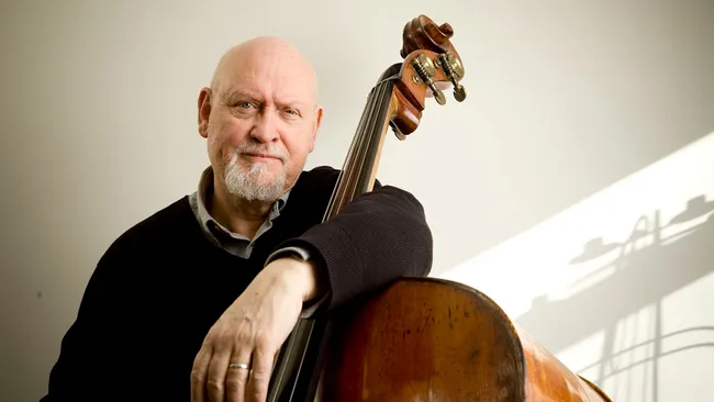Aos 86 anos, morre DANNY THOMPSON, ícone do contrabaixo acústico do PENTANGLE