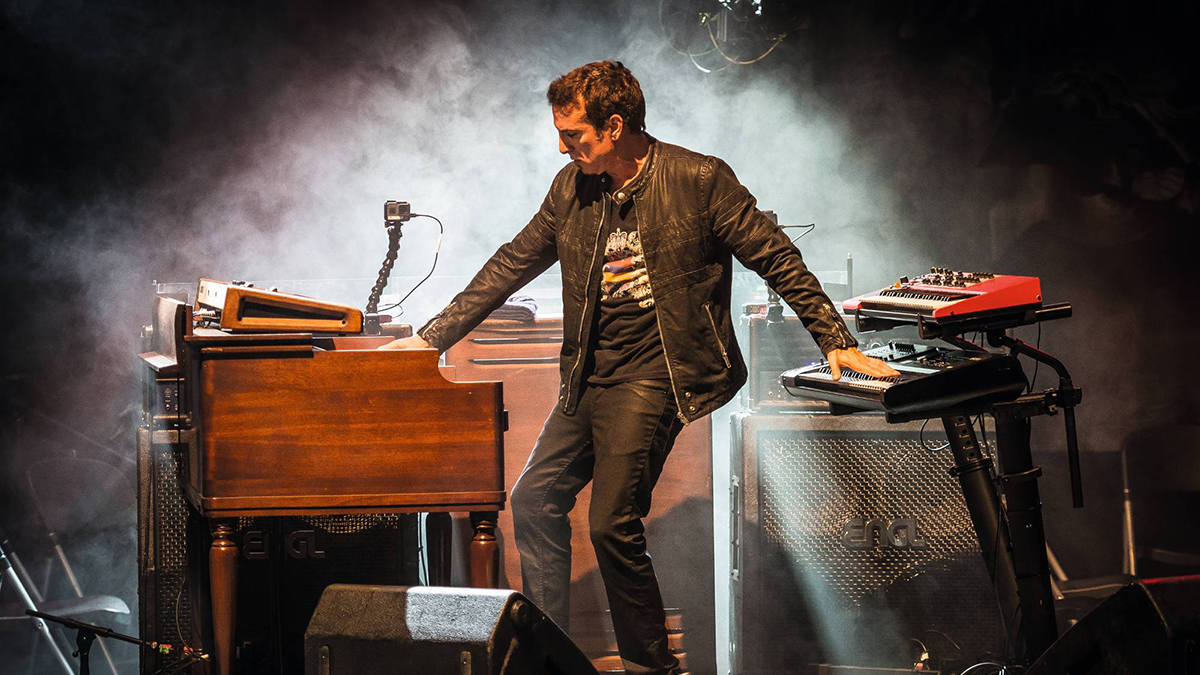 DOSORO confirma participação especial do tecladista DEREK SHERINIAN em single Roadie Crew