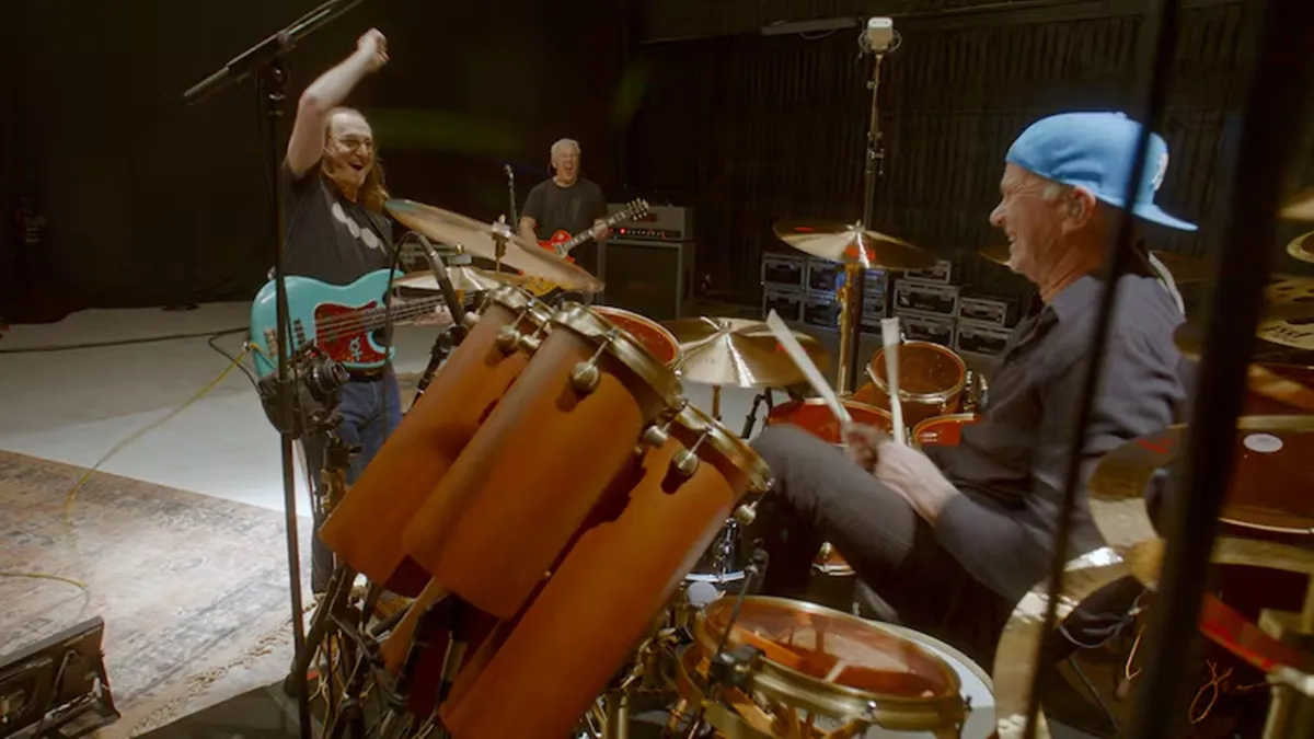 RUSH: documentário sobre Neil Peart mostrará Geddy Lee e Alex Lifeson tocando com três bateristas consagrados