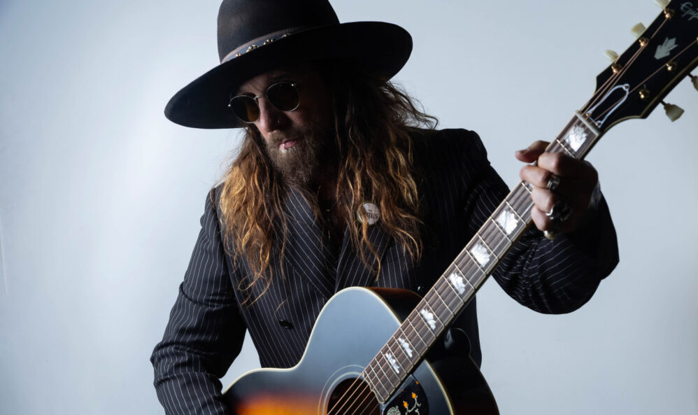 JOHN CORABI anuncia álbum solo “New Day” e lança faixa-título com clipe oficial