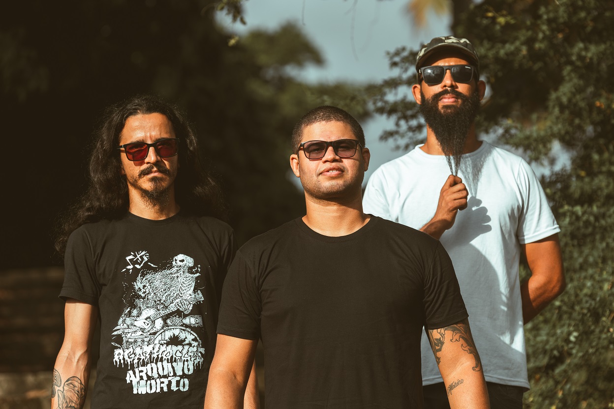 O CÃO: trio destila o ódio em seu novo EP, “Devorados Pelo Cão”