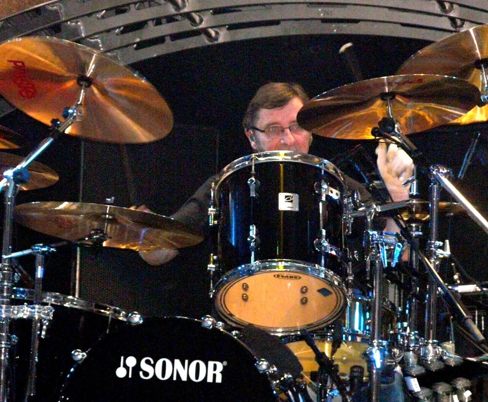 PHIL RUDD é multado após acidente de carro na Nova Zelândia - Roadie Crew