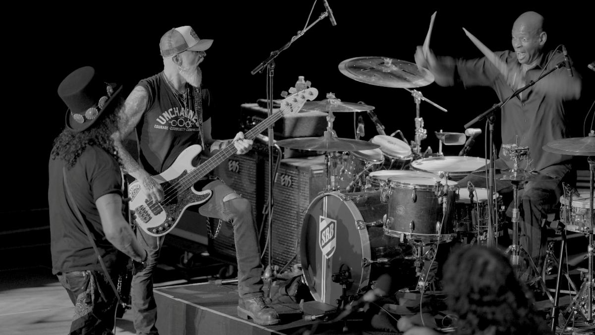 SLASH lança álbum e filme ao vivo “Live at the S.E.R.P.E.N.T. Festival”