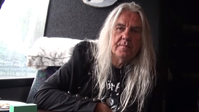 Vocalista do Saxon, Biff Byford divulga o álbum solo School of Hard Knocks