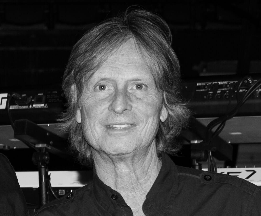 Morre BRETT TUGGLE, tecladista que tocou com DAVID LEE ROTH e FLEETWOOD MAC