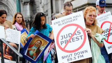 Photo of Religiosos tentam ‘cancelar’ rádio de rock nos EUA e usam cartazes contra o JUDAS PRIEST