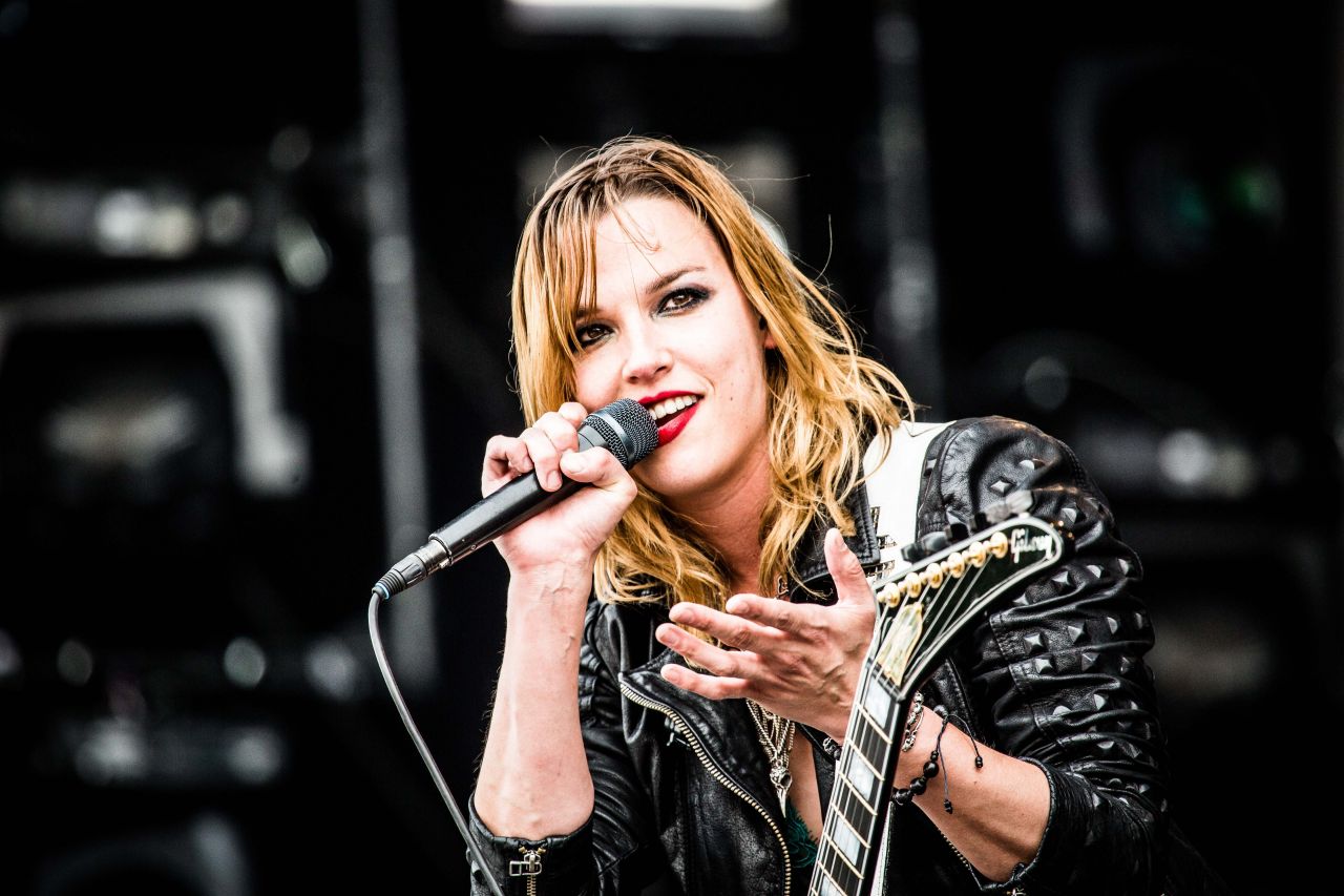 LZZY HALE revela como se tornou vocalista (temporária) do SKID ROW ...