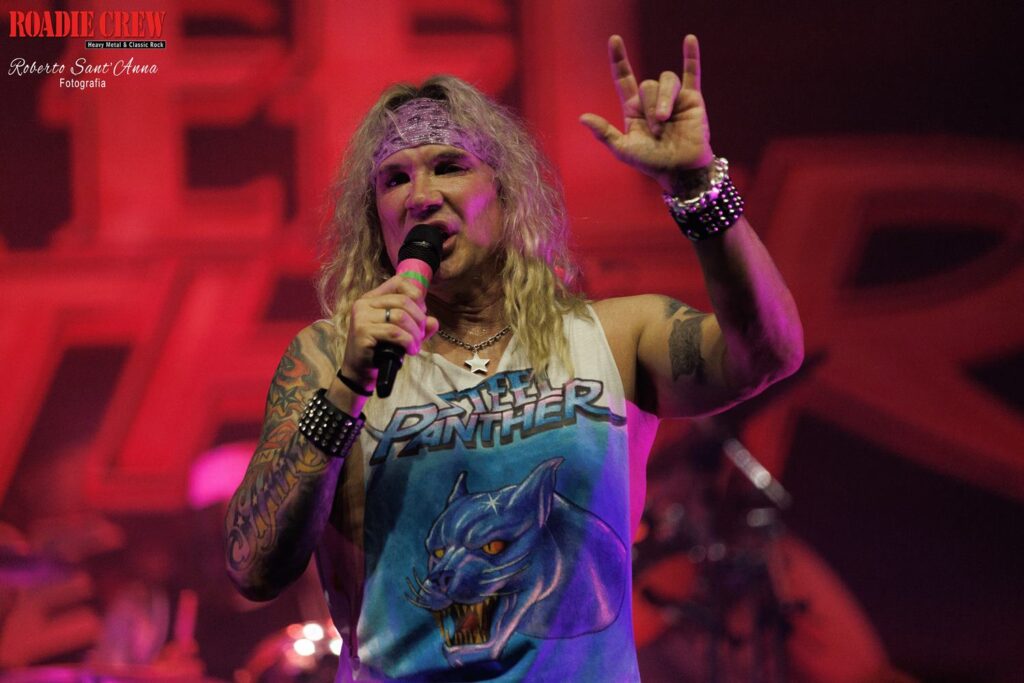 Michael Starr vocalista do Steel Panther durante show em São Paulo em 2023