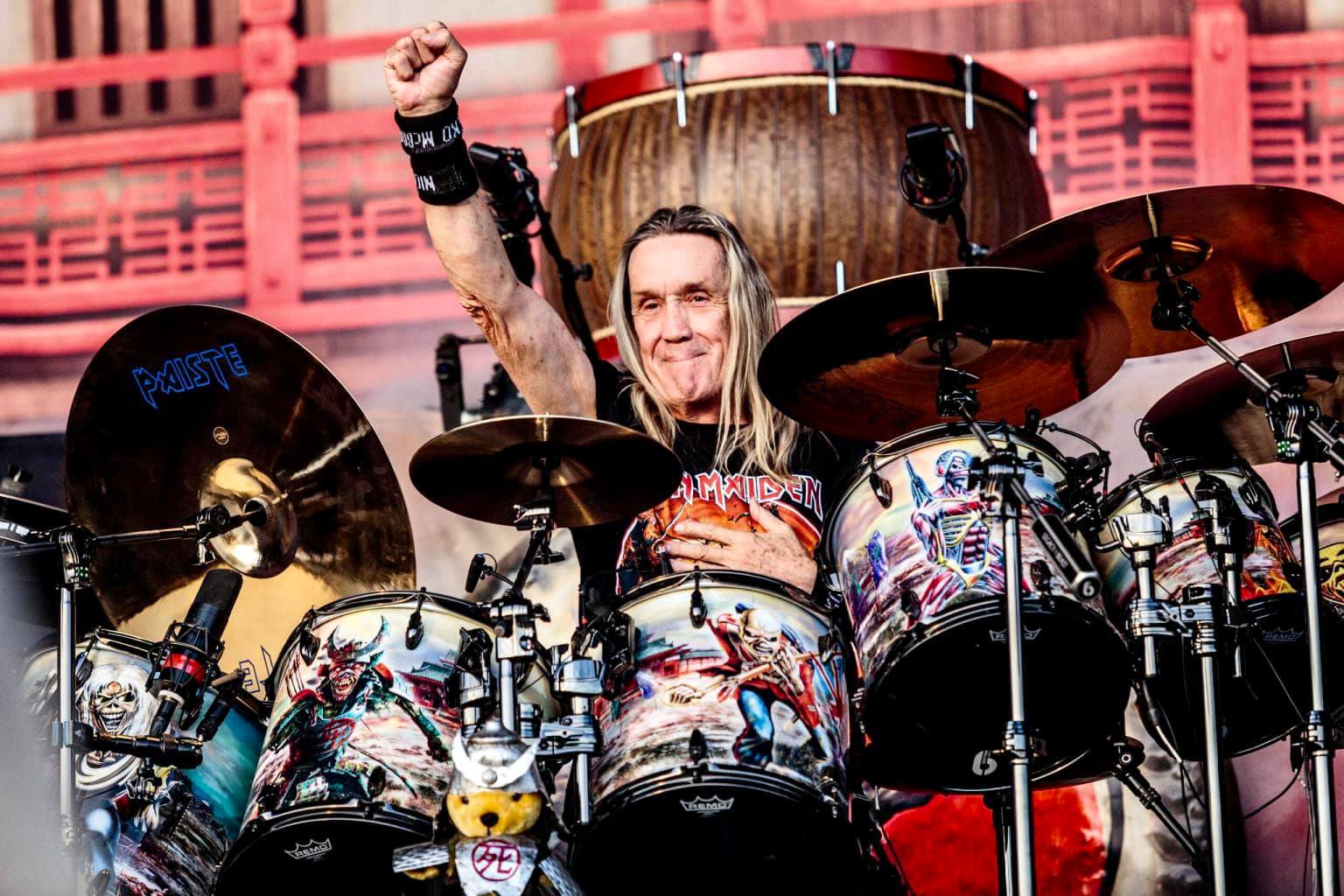 NICKO McBRAIN elogia SIMON DAWSON, seu substituto no IRON MAIDEN