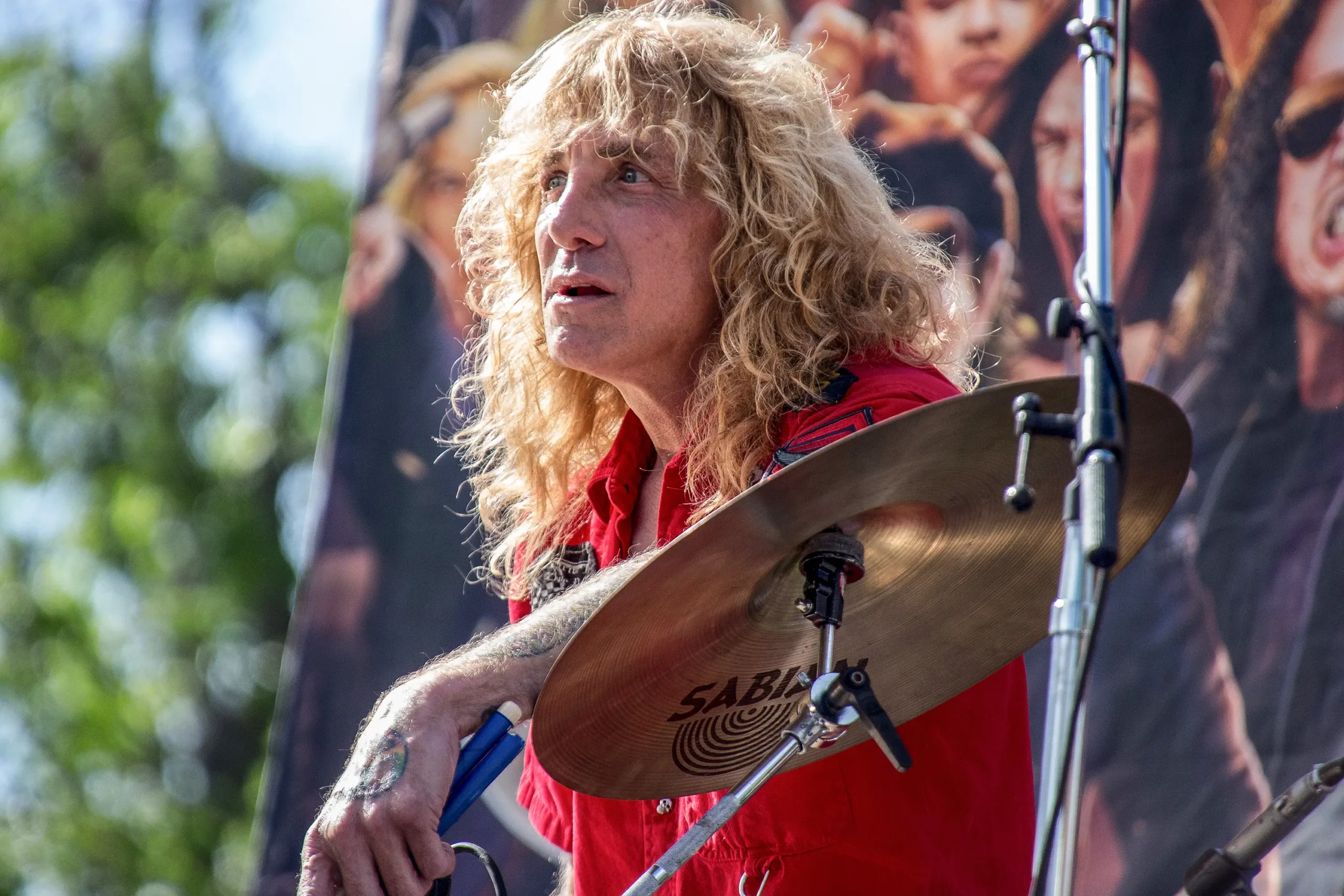 STEVEN ADLER passa mal no palco e, quase desmaiando, interrompe o show